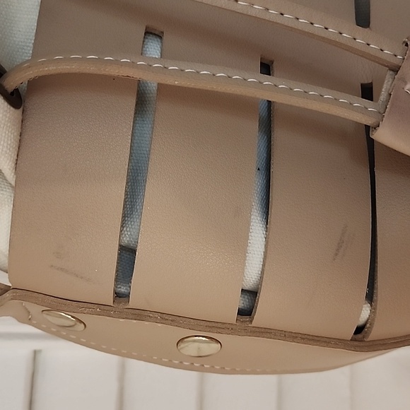 Small bucket bag no brand name in neutral colour - Picture 3 of 10